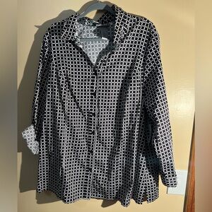Women’s NWT Catherine’s Plus Size Button Down Black White Patterned Blouse 2X